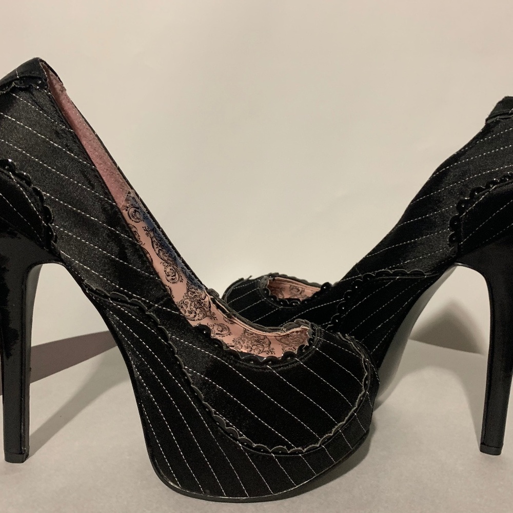 Bordello pinstripe pump